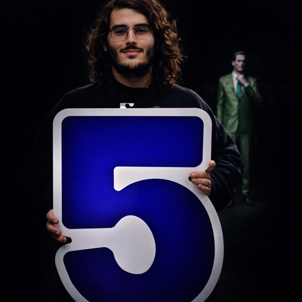 File:Five Warden Holding 5.png